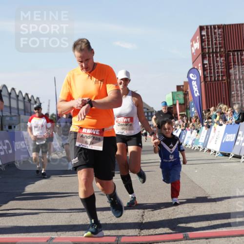 03.10.2025 - Köhlbrandbrückenlauf Jannik Wohlers http://msf.ph/oto/9056400 03.10.2025 13:10:55 Ziel 4081, 4352, 4370, 4401, 4412, 4547, 4689, 4862, 4933, 4998, 5103, 5791, 5965, 6274, 6665, 6797 meine-sportfotos.de