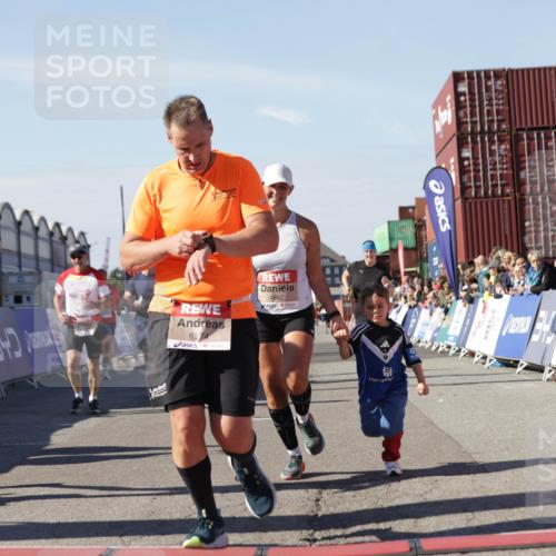 03.10.2025 - Köhlbrandbrückenlauf Jannik Wohlers http://msf.ph/oto/9056407 03.10.2025 13:10:55 Ziel 4081, 4352, 4370, 4401, 4412, 4547, 4689, 4862, 4933, 4998, 5103, 5791, 5965, 6274, 6665, 6797 meine-sportfotos.de