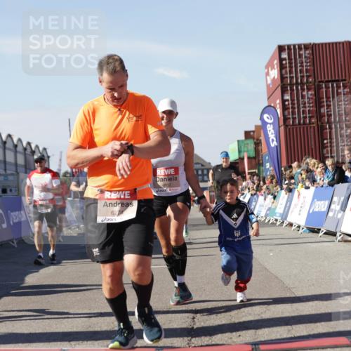 03.10.2025 - Köhlbrandbrückenlauf Jannik Wohlers http://msf.ph/oto/9056417 03.10.2025 13:10:55 Ziel 4081, 4352, 4370, 4401, 4412, 4547, 4689, 4862, 4933, 4998, 5103, 5791, 5965, 6274, 6665, 6797 meine-sportfotos.de