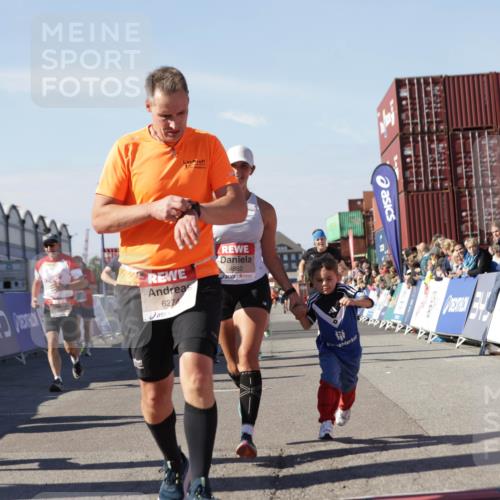 03.10.2025 - Köhlbrandbrückenlauf Jannik Wohlers http://msf.ph/oto/9056432 03.10.2025 13:10:55 Ziel 4081, 4352, 4370, 4401, 4412, 4547, 4689, 4862, 4933, 4998, 5103, 5791, 5965, 6274, 6665, 6797 meine-sportfotos.de