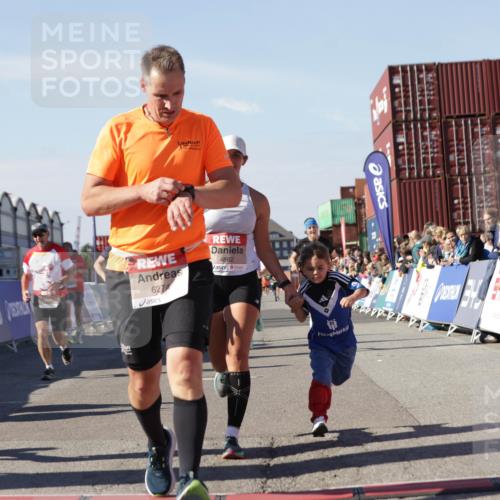 03.10.2025 - Köhlbrandbrückenlauf Jannik Wohlers http://msf.ph/oto/9056441 03.10.2025 13:10:55 Ziel 4081, 4352, 4370, 4401, 4412, 4547, 4689, 4862, 4933, 4998, 5103, 5791, 5965, 6274, 6665, 6797 meine-sportfotos.de