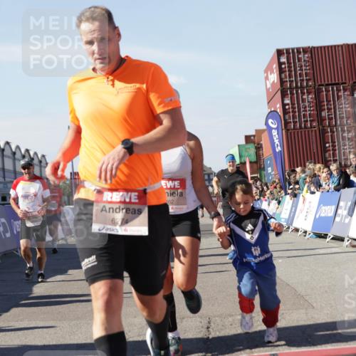 03.10.2025 - Köhlbrandbrückenlauf Jannik Wohlers http://msf.ph/oto/9056448 03.10.2025 13:10:55 Ziel 4081, 4352, 4370, 4401, 4412, 4547, 4689, 4862, 4933, 4998, 5103, 5791, 5965, 6274, 6665, 6797 meine-sportfotos.de