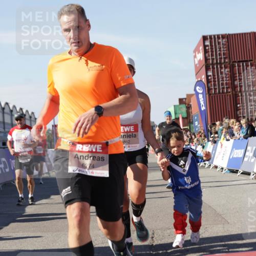 03.10.2025 - Köhlbrandbrückenlauf Jannik Wohlers http://msf.ph/oto/9056458 03.10.2025 13:10:55 Ziel 4081, 4352, 4370, 4401, 4412, 4547, 4689, 4862, 4933, 4998, 5103, 5791, 5965, 6274, 6665, 6797 meine-sportfotos.de