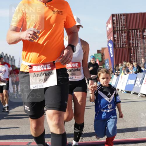 03.10.2025 - Köhlbrandbrückenlauf Jannik Wohlers http://msf.ph/oto/9056484 03.10.2025 13:10:56 Ziel 4352, 4370, 4401, 4412, 4506, 4547, 4689, 4862, 4933, 4998, 5103, 5791, 5965, 6274, 6330, 6449, 6450, 6665, 6797 meine-sportfotos.de