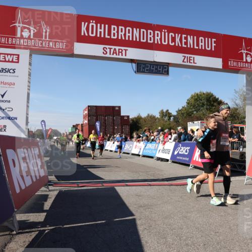 03.10.2025 - Köhlbrandbrückenlauf Lena Gebhardt http://msf.ph/oto/9056523 03.10.2025 13:24:42 Ziel 4535, 4786, 4810, 5150, 5394, 5527, 6039, 6113, 6114, 6149, 6150, 6198, 6210, 6211, 6473, 6551, 6598, 6599 meine-sportfotos.de
