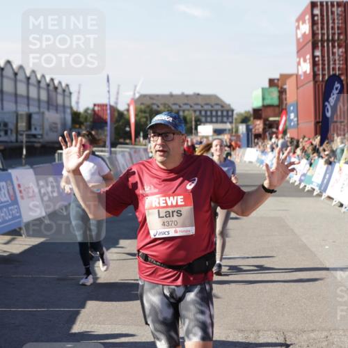 03.10.2025 - Köhlbrandbrückenlauf Jannik Wohlers http://msf.ph/oto/9056615 03.10.2025 13:11:01 Ziel 4352, 4370, 4401, 4506, 4547, 4689, 4862, 4933, 4998, 5103, 5791, 5965, 6274, 6330, 6449, 6450, 6665, 6797 meine-sportfotos.de