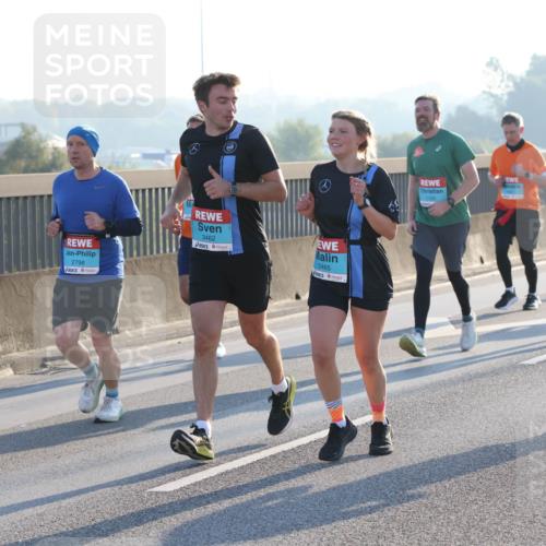 03.10.2025 - Köhlbrandbrückenlauf Lena Gebhardt http://msf.ph/oto/9056779 03.10.2025 09:17:37 Position 1 2798, 3462, 3465, 1105, 13 meine-sportfotos.de