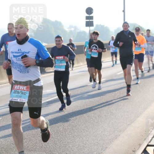 03.10.2025 - Köhlbrandbrückenlauf Lena Gebhardt http://msf.ph/oto/9056872 03.10.2025 09:17:41 Position 1 41, 29, 21, 1, 1116 meine-sportfotos.de