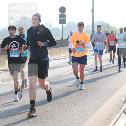 03.10.2025 - Köhlbrandbrückenlauf Lena Gebhardt http://msf.ph/oto/9056938 03.10.2025 09:17:43 Position 1 2901, 1474 meine-sportfotos.de
