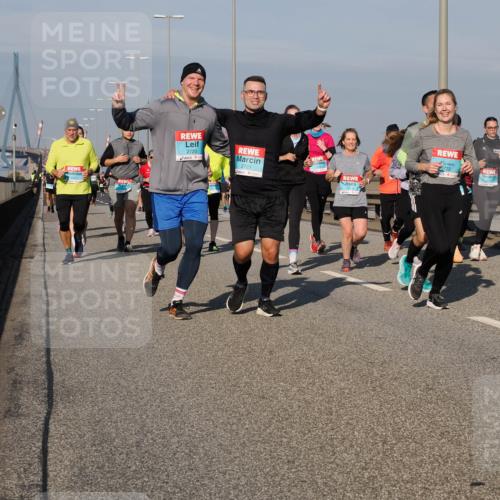 03.10.2025 - Köhlbrandbrückenlauf Fabian Wolf http://msf.ph/oto/9056994 03.10.2025 10:03:43 Position 3 2720, 2721, 2977, 3772 meine-sportfotos.de