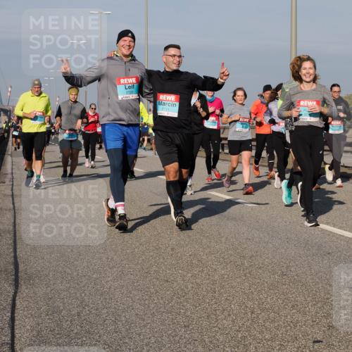 03.10.2025 - Köhlbrandbrückenlauf Fabian Wolf http://msf.ph/oto/9057004 03.10.2025 10:03:43 Position 3 2720, 2721, 2977 meine-sportfotos.de