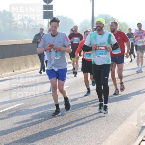 03.10.2025 - Köhlbrandbrückenlauf Lena Gebhardt http://msf.ph/oto/9057007 03.10.2025 09:17:46 Position 1 1165, 3806, 1273 meine-sportfotos.de