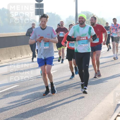 03.10.2025 - Köhlbrandbrückenlauf Lena Gebhardt http://msf.ph/oto/9057016 03.10.2025 09:17:46 Position 1 57, 1165, 273, 3806, 1134 meine-sportfotos.de