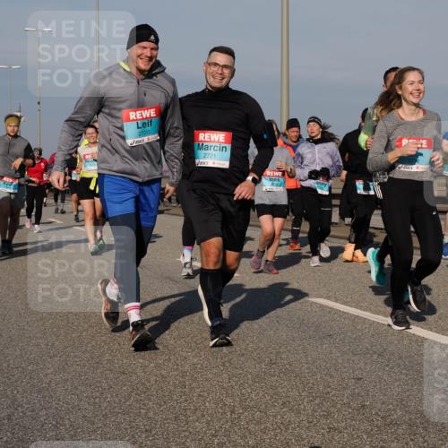 03.10.2025 - Köhlbrandbrückenlauf Fabian Wolf http://msf.ph/oto/9057038 03.10.2025 10:03:44 Position 3 2720, 2721, 2978, 3772, 2977 meine-sportfotos.de