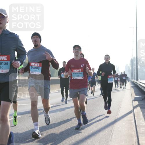 03.10.2025 - Köhlbrandbrückenlauf Jannik Wohlers http://msf.ph/oto/9057118 03.10.2025 09:13:29 Position 3 1150, 1237, 1035 meine-sportfotos.de