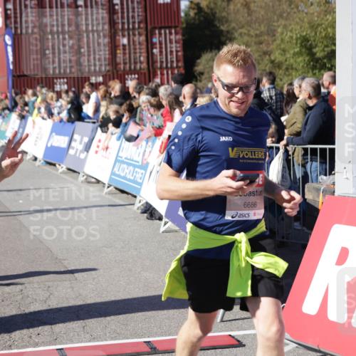 03.10.2025 - Köhlbrandbrückenlauf Jannik Wohlers http://msf.ph/oto/9057227 03.10.2025 13:11:21 Ziel 4135, 4293, 4521, 4597, 4999, 5218, 5258, 5522, 5754, 5939, 6028, 6080, 6572, 6685, 6686, 6726, 6727, 6751 meine-sportfotos.de