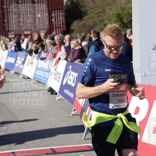 03.10.2025 - Köhlbrandbrückenlauf Jannik Wohlers http://msf.ph/oto/9057242 03.10.2025 13:11:21 Ziel 4135, 4293, 4521, 4597, 4999, 5218, 5258, 5522, 5754, 5939, 6028, 6080, 6572, 6685, 6686, 6726, 6727, 6751 meine-sportfotos.de