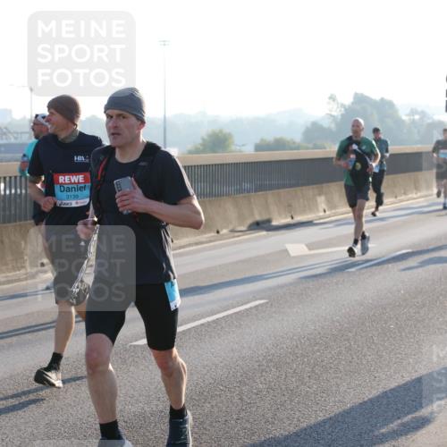 03.10.2025 - Köhlbrandbrückenlauf Lena Gebhardt http://msf.ph/oto/9057300 03.10.2025 09:17:56 Position 1 3139 meine-sportfotos.de