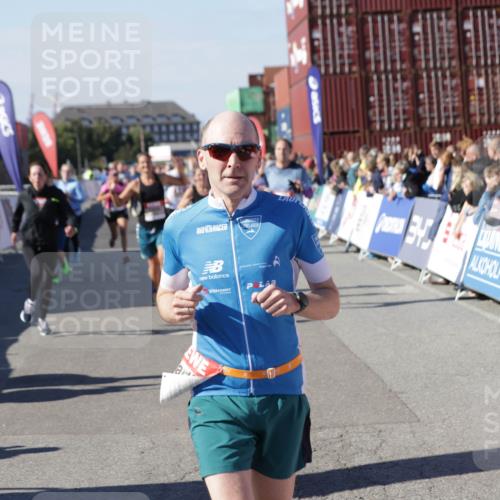 03.10.2025 - Köhlbrandbrückenlauf Jannik Wohlers http://msf.ph/oto/9057386 03.10.2025 13:11:25 Ziel 4293, 4315, 4325, 4597, 4999, 5145, 5522, 5754, 5794, 5939, 6028, 6080, 6563, 6680, 6685, 6686, 6690, 6691, 6726, 6727 meine-sportfotos.de