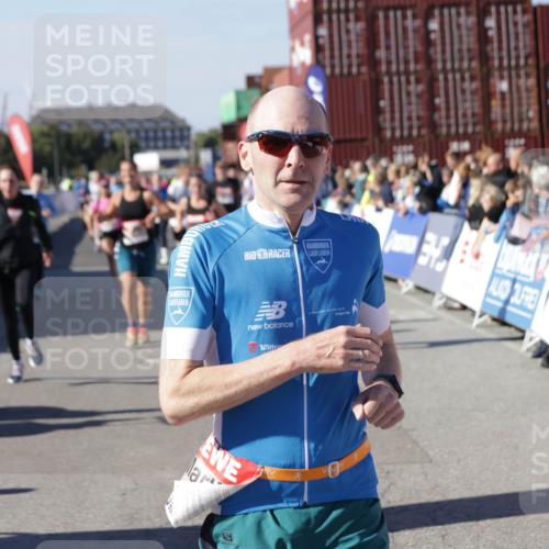 03.10.2025 - Köhlbrandbrückenlauf Jannik Wohlers http://msf.ph/oto/9057418 03.10.2025 13:11:25 Ziel 4293, 4315, 4325, 4597, 4999, 5145, 5522, 5754, 5794, 5939, 6028, 6080, 6563, 6680, 6685, 6686, 6690, 6691, 6726, 6727 meine-sportfotos.de