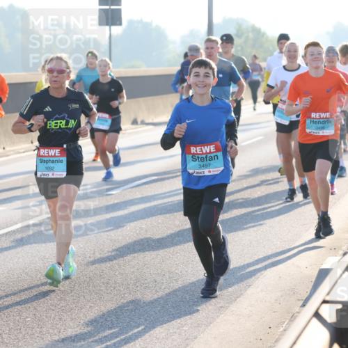 03.10.2025 - Köhlbrandbrückenlauf Lena Gebhardt http://msf.ph/oto/9057427 03.10.2025 09:17:59 Position 1 1080, 1092, 3497, 3496 meine-sportfotos.de