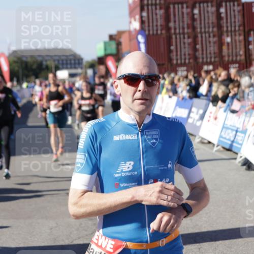 03.10.2025 - Köhlbrandbrückenlauf Jannik Wohlers http://msf.ph/oto/9057432 03.10.2025 13:11:25 Ziel 4293, 4315, 4325, 4597, 4999, 5145, 5522, 5754, 5794, 5939, 6028, 6080, 6563, 6680, 6685, 6686, 6690, 6691, 6726, 6727 meine-sportfotos.de