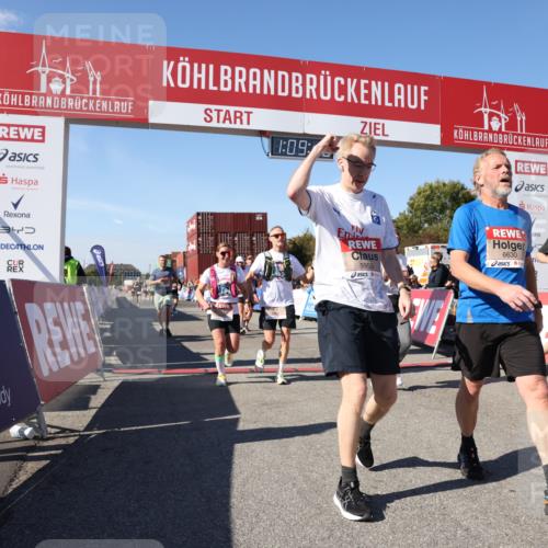 03.10.2025 - Köhlbrandbrückenlauf Lena Gebhardt http://msf.ph/oto/9057433 03.10.2025 13:09:10 Ziel 4057, 4197, 4334, 4346, 4351, 4377, 4381, 4403, 4486, 4901, 5242, 5740, 5953, 6037, 6372, 6562, 6630, 6814, 6816 meine-sportfotos.de