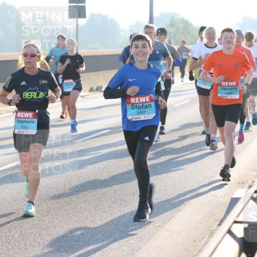03.10.2025 - Köhlbrandbrückenlauf Lena Gebhardt http://msf.ph/oto/9057446 03.10.2025 09:17:59 Position 1 0, 1092, 3497, 3496 meine-sportfotos.de