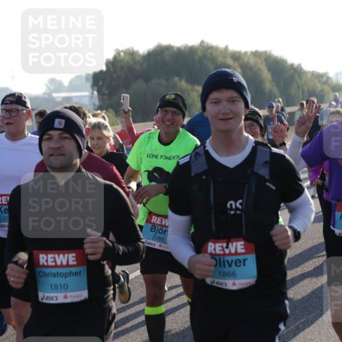 03.10.2025 - Köhlbrandbrückenlauf Jannik Wohlers http://msf.ph/oto/9057454 03.10.2025 09:21:17 Position 3 27, 1810, 2089, 1866, 2984, 1917 meine-sportfotos.de