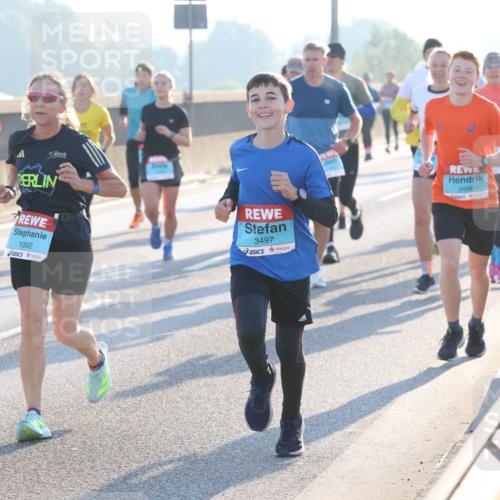 03.10.2025 - Köhlbrandbrückenlauf Lena Gebhardt http://msf.ph/oto/9057466 03.10.2025 09:17:59 Position 1 5, 1092, 3497, 3496 meine-sportfotos.de