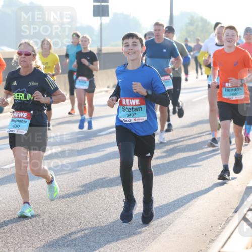 03.10.2025 - Köhlbrandbrückenlauf Lena Gebhardt http://msf.ph/oto/9057474 03.10.2025 09:17:59 Position 1 5, 1092, 3497, 3496 meine-sportfotos.de