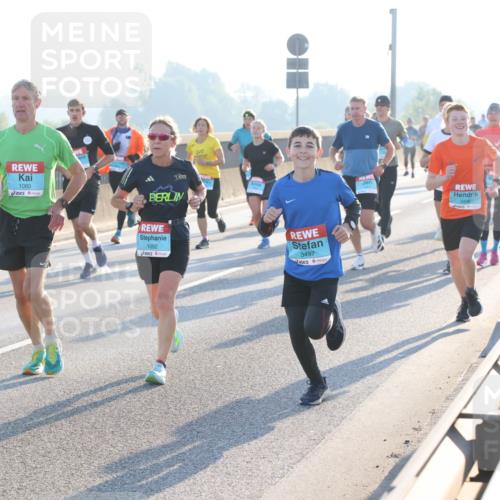 03.10.2025 - Köhlbrandbrückenlauf Lena Gebhardt http://msf.ph/oto/9057480 03.10.2025 09:17:59 Position 1 1080, 1092, 3497 meine-sportfotos.de