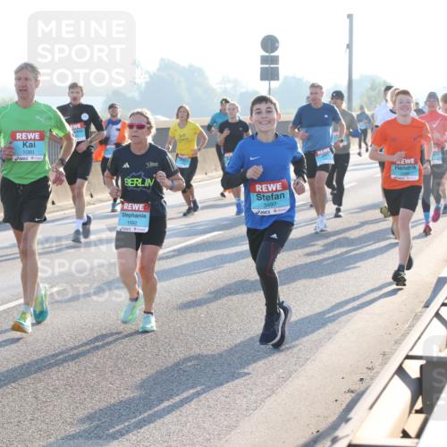 03.10.2025 - Köhlbrandbrückenlauf Lena Gebhardt http://msf.ph/oto/9057490 03.10.2025 09:18:00 Position 1 1080, 1092, 3497, 3496 meine-sportfotos.de