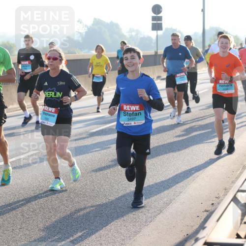 03.10.2025 - Köhlbrandbrückenlauf Lena Gebhardt http://msf.ph/oto/9057496 03.10.2025 09:18:00 Position 1 5, 1092, 3497, 3496 meine-sportfotos.de
