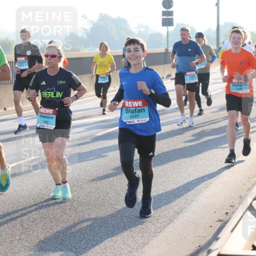 03.10.2025 - Köhlbrandbrückenlauf Lena Gebhardt http://msf.ph/oto/9057500 03.10.2025 09:18:00 Position 1 5, 1092, 3497, 3496 meine-sportfotos.de