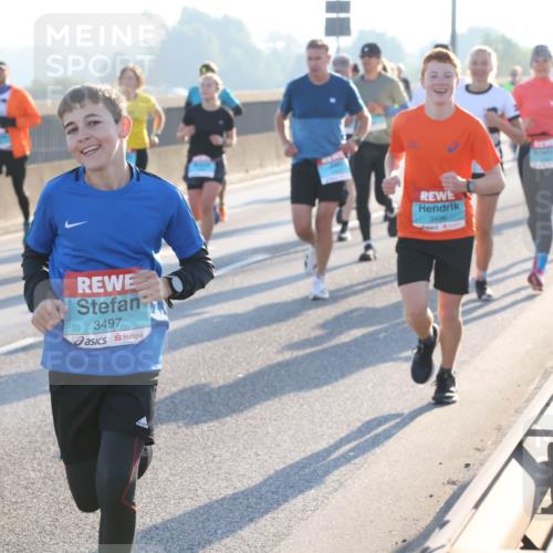 03.10.2025 - Köhlbrandbrückenlauf Lena Gebhardt http://msf.ph/oto/9057527 03.10.2025 09:18:00 Position 1 50, 1092, 3497, 3496 meine-sportfotos.de