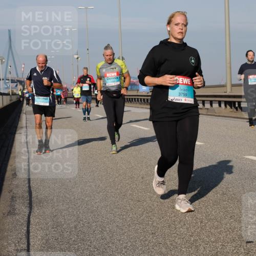 03.10.2025 - Köhlbrandbrückenlauf Fabian Wolf http://msf.ph/oto/9057561 03.10.2025 10:03:59 Position 3 2121, 1482, 3759 meine-sportfotos.de