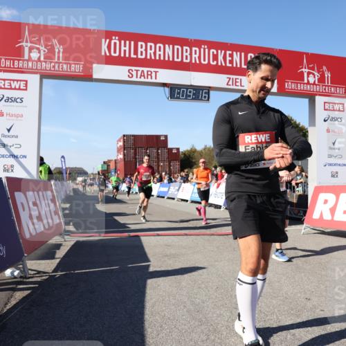 03.10.2025 - Köhlbrandbrückenlauf Lena Gebhardt http://msf.ph/oto/9057637 03.10.2025 13:09:16 Ziel 4334, 4351, 4377, 4486, 4681, 4901, 5061, 5242, 5740, 5953, 6037, 6062, 6349, 6562, 6630, 6661, 6743, 6814, 6816 meine-sportfotos.de