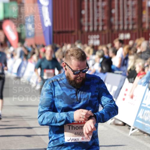 03.10.2025 - Köhlbrandbrückenlauf Jannik Wohlers http://msf.ph/oto/9057641 03.10.2025 13:11:34 Ziel 4158, 4315, 4325, 4427, 4501, 4538, 4617, 4777, 4782, 4799, 4845, 4999, 5145, 5794, 5939, 6028, 6217, 6218, 6517, 6563, 6680, 6689, 6690, 6691 meine-sportfotos.de