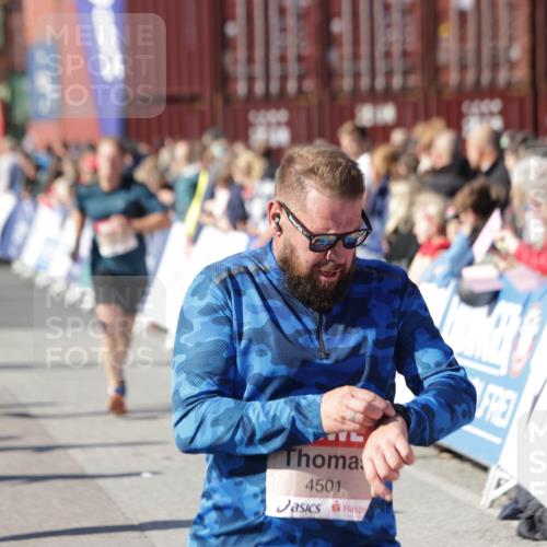 03.10.2025 - Köhlbrandbrückenlauf Jannik Wohlers http://msf.ph/oto/9057662 03.10.2025 13:11:34 Ziel 4158, 4315, 4325, 4427, 4501, 4538, 4617, 4777, 4782, 4799, 4845, 4999, 5145, 5794, 5939, 6028, 6217, 6218, 6517, 6563, 6680, 6689, 6690, 6691 meine-sportfotos.de