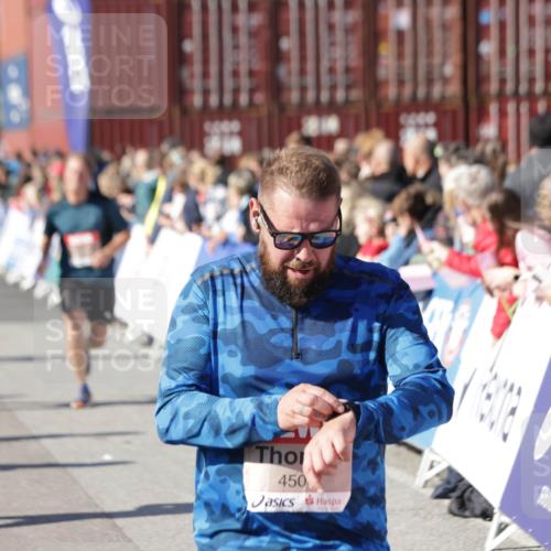 03.10.2025 - Köhlbrandbrückenlauf Jannik Wohlers http://msf.ph/oto/9057670 03.10.2025 13:11:34 Ziel 4158, 4315, 4325, 4427, 4501, 4538, 4617, 4777, 4782, 4799, 4845, 4999, 5145, 5794, 5939, 6028, 6217, 6218, 6517, 6563, 6680, 6689, 6690, 6691 meine-sportfotos.de