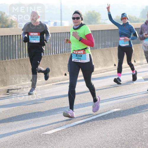 03.10.2025 - Köhlbrandbrückenlauf Lena Gebhardt http://msf.ph/oto/9057835 03.10.2025 09:18:09 Position 1 1385, 2822, 1864 meine-sportfotos.de