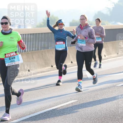 03.10.2025 - Köhlbrandbrückenlauf Lena Gebhardt http://msf.ph/oto/9057853 03.10.2025 09:18:09 Position 1 1385, 2822, 1864, 1622 meine-sportfotos.de