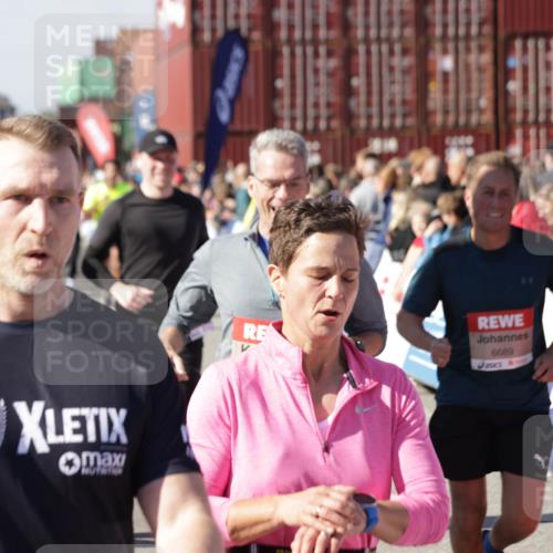 03.10.2025 - Köhlbrandbrückenlauf Jannik Wohlers http://msf.ph/oto/9057862 03.10.2025 13:11:38 Ziel 4158, 4178, 4315, 4325, 4353, 4354, 4427, 4501, 4538, 4568, 4617, 4736, 4777, 4782, 4799, 4845, 5145, 5794, 5866, 5869, 5937, 6217, 6218, 6517, 6563, 6680, 6689, 6690, 6691 meine-sportfotos.de