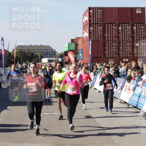 03.10.2025 - Köhlbrandbrückenlauf Jannik Wohlers http://msf.ph/oto/9057934 03.10.2025 13:11:42 Ziel 4158, 4178, 4353, 4354, 4427, 4469, 4501, 4538, 4568, 4617, 4736, 4777, 4782, 4799, 4845, 5866, 5869, 5937, 6217, 6218, 6517, 6622, 6689 meine-sportfotos.de