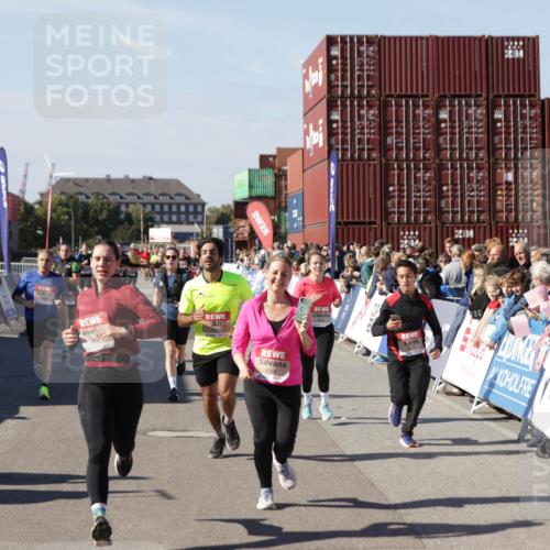03.10.2025 - Köhlbrandbrückenlauf Jannik Wohlers http://msf.ph/oto/9057944 03.10.2025 13:11:42 Ziel 4158, 4178, 4353, 4354, 4427, 4469, 4501, 4538, 4568, 4617, 4736, 4777, 4782, 4799, 4845, 5866, 5869, 5937, 6217, 6218, 6517, 6622, 6689 meine-sportfotos.de