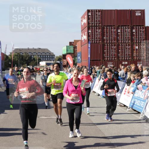 03.10.2025 - Köhlbrandbrückenlauf Jannik Wohlers http://msf.ph/oto/9057951 03.10.2025 13:11:42 Ziel 4158, 4178, 4353, 4354, 4427, 4469, 4501, 4538, 4568, 4617, 4736, 4777, 4782, 4799, 4845, 5866, 5869, 5937, 6217, 6218, 6517, 6622, 6689 meine-sportfotos.de