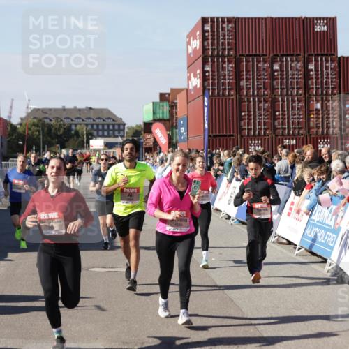 03.10.2025 - Köhlbrandbrückenlauf Jannik Wohlers http://msf.ph/oto/9057956 03.10.2025 13:11:42 Ziel 4158, 4178, 4353, 4354, 4427, 4469, 4501, 4538, 4568, 4617, 4736, 4777, 4782, 4799, 4845, 5866, 5869, 5937, 6217, 6218, 6517, 6622, 6689 meine-sportfotos.de
