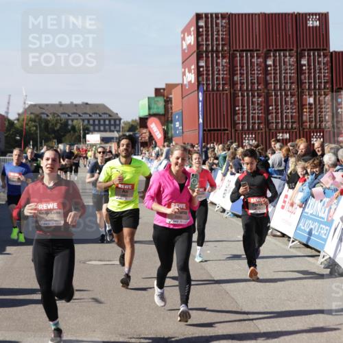 03.10.2025 - Köhlbrandbrückenlauf Jannik Wohlers http://msf.ph/oto/9057960 03.10.2025 13:11:42 Ziel 4158, 4178, 4353, 4354, 4427, 4469, 4501, 4538, 4568, 4617, 4736, 4777, 4782, 4799, 4845, 5866, 5869, 5937, 6217, 6218, 6517, 6622, 6689 meine-sportfotos.de