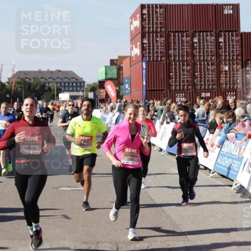 03.10.2025 - Köhlbrandbrückenlauf Jannik Wohlers http://msf.ph/oto/9057962 03.10.2025 13:11:42 Ziel 4158, 4178, 4353, 4354, 4427, 4469, 4501, 4538, 4568, 4617, 4736, 4777, 4782, 4799, 4845, 5866, 5869, 5937, 6217, 6218, 6517, 6622, 6689 meine-sportfotos.de